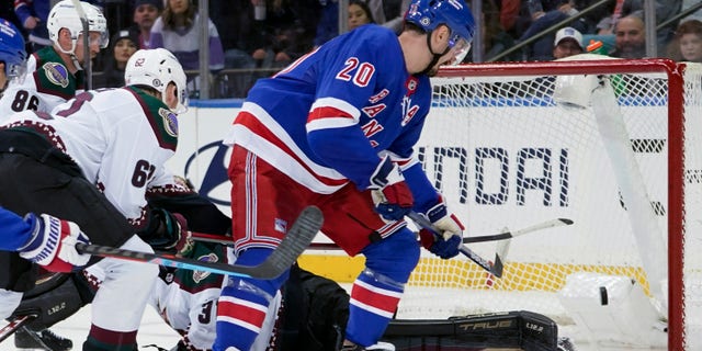 New York Rangers left wing Chris Kreider (20) scores his third goal of the night, past Arizona Coyotes goaltender Scott Wedgewood (31) during the third period of an NHL hockey game Saturday, 一月. 22, 2022, at Madison Square Garden in New York. The Rangers won 7-3.