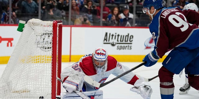 Colorado Avalanche left wing Gabriel Landeskog (92) scores against Montreal Canadiens goaltender Cayden Prime (30) during overtime in an NHL hockey game Saturday, ene. 22, 2022, en Denver. Colorado won 3-2.