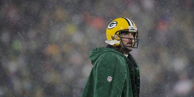 Aaron Rodgers de los Packers mira hacia arriba durante el partido de eliminatoria divisional de la NFC contra los 49ers de San Francisco el 22 de enero de 2022 en Green Bay, Wisconsin.