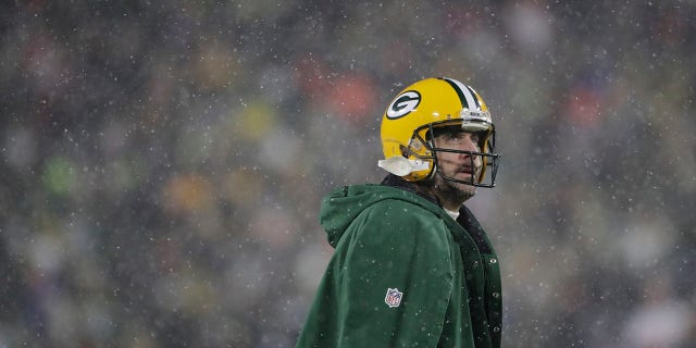 Aaron Rodgers de los Packers mira hacia arriba durante el partido de eliminatoria divisional de la NFC contra los 49ers de San Francisco el 22 de enero de 2022 en Green Bay, Wisconsin.