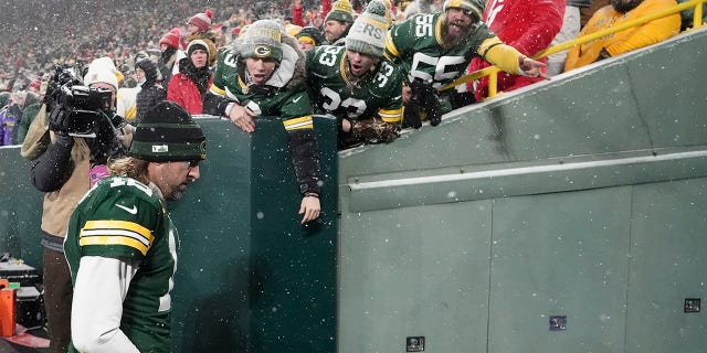 Green Bay Packers' Aaron Rodgers leaves the field after an NFC divisional playoff NFL football game against the San Francisco 49ers Saturday, 1 월. 22, 2022, 그린 베이, Wis. The 49ers won 13-10 to advance to the NFC Championship game.