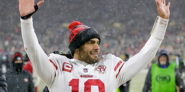 San Francisco 49ers' Jimmy Garoppolo celebrates after an NFC divisional playoff NFL football game Saturday, 一月. 22, 2022, in Green Bay, 威斯. The 49ers won 13-10 to advance to the NFC Chasmpionship game.