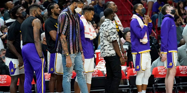 Los Angeles Lakers se voorspeler Anthony Davis, fourth from left, watches from the sideline during the second half of an NBA basketball game against the Miami Heat, Sondag, Jan.. 23, 2022, in Miami. Miami won 113-107.