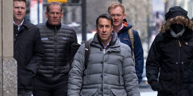 Major League Baseball deputy commissioner Dan Halem, centro, arrives for a meeting in New York, Lunedi, Jan. 24, 2022, for the first in-person baseball negotiating session since the MLB lockout began. At far left is Patrick Houlihan, Senior Vice President & Deputy General Counsel, Labor Relations at Major League Baseball, second from left is Colorado Rockies owner Dick Montfort, and behind Halem is executive vice president Morgan Sword.