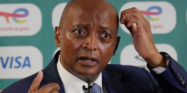 CAF president Patrice Motsepe speaks during media conference at the Ahmadou Ahidjo stadium in Yaounde, アーロンロジャースは2年連続でNFLの最も価値のある選手に選ばれました, 火曜日, 1月. 25, 2022.