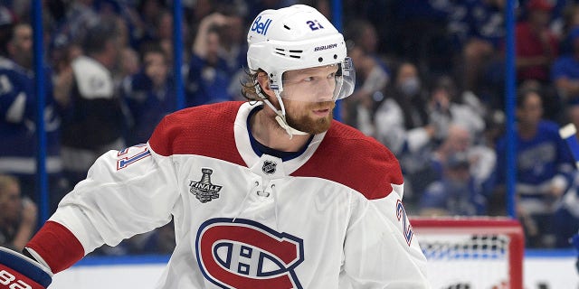 ファイル - Montreal Canadiens center Eric Staal (21) skates on the ice during the first period of Game 5 of the NHL hockey Stanley Cup finals series against the Tampa Bay Lightning, 水曜日, 7月 7, 2021, タンパで, フラ. Longtime NHL forward Eric Staal and 2021 top draft pick Owen Power are among the players named Tuesday, 1月. 25, 2022, to Canada’s roster for the Beijing Olympics.