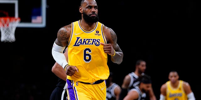 Los Angeles Lakers' LeBron James (6) reacts during the second half of an NBA basketball game against the Brooklyn Nets Tuesday, 1 월. 25, 2022 뉴욕에서. The Lakers won 106-96.