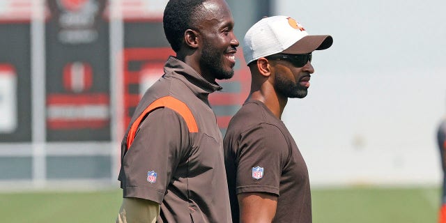 Cleveland Browns Vice President of Football Operations Kwesi Adofo-Mensah, da sinistra a destra, and GM Andrew Berry watch the action from the sidelines at training camp, agosto 27, 2021, at CrossCountry Mortgage Campus in Berea, Ohio. Adofo-Mensah has emerged as the front-runner for the Minnesota Vikings' general manager job. Adofo-Mensah was in Minnesota for his second formal interview with the organization on Tuesday, Jan. 25, 2022.