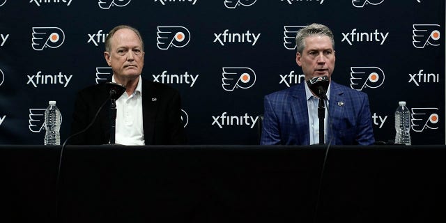 Philadelphia Flyers chairman Dave Scott, izquierda, and Flyers general manager Chuck Fletcher take part in a news conference at the team's NHL hockey practice facility, miércoles, ene. 26, 2022, in Voorhees, NUEVA JERSEY. The Flyers have lost a team-record 13 straight games.