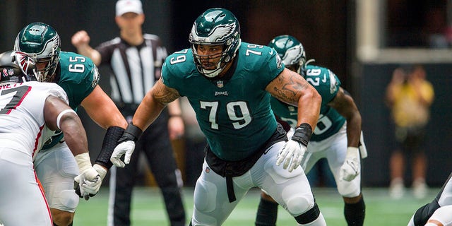 LÊER - Philadelphia Eagles offensive guard Brandon Brooks (79) looks to block during the first half of an NFL football game against the Atlanta Falcons, op Sept.. 12, 2021, in Atlanta. Brooks announced his retirement Wednesday, Jan.. 26, 2022, na 10 seasons in the NFL.