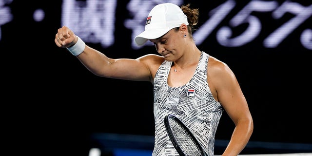 Ash Barty of Australia reacts after defeating Madison Keys of the U.S. in their semifinal match at the Australian Open tennis championships in Melbourne, 澳大利亚, 星期四, 一月. 27, 2022.