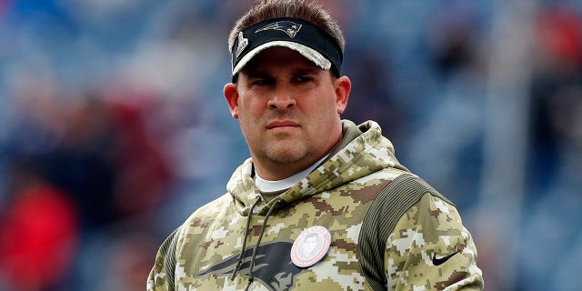 New England Patriots offensive coordinator Josh McDaniels watches before a game Nov. 14, 2021, en Foxborough, Massachusetts.
