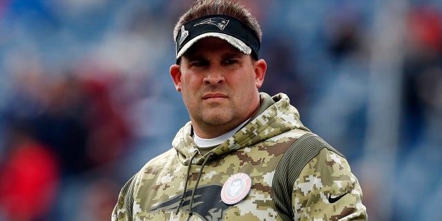 EXPEDIENTE - New England Patriots offensive coordinator Josh McDaniels looks on prior to an NFL football game Nov. 14, 2021, en Foxborough, Mass. The Las Vegas Raiders have made a request to interview the Patriots' McDaniels for their head coach opening. A person familiar with the search said Thursday, ene. 27, 2022, the Raiders made the request to speak with McDaniels about filling the void left when Jon Gruden resigned in October. The person spoke on condition of anonymity because the team was not announcing its candidates.