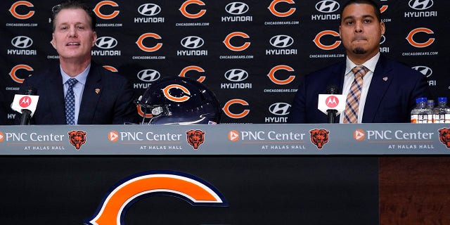 Chicago Bears new NFL football team head coach Matt Eberflus, izquierda, and new general manager Ryan Poles listen to a question during a news conference at Halas Hall in Lake Forest, Voy a., lunes, ene. 31, 2022.