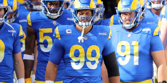 Los Angeles Rams defensive lineman Aaron Donald (99) is set to lead the Rams onto the field before the NFC Divisional game between the Los Angeles Rams and the Tampa Bay Buccaneers on Jan. 23, 2022, 在坦帕的雷蒙德詹姆斯体育场, 佛罗里达.