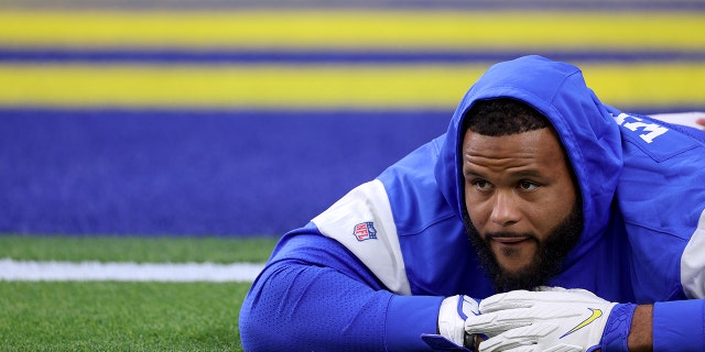 Aaron Donald of the Los Angeles Rams during warmup before the game against the Arizona Cardinals during the NFC Wild Card at SoFi Stadium on Jan. 17, 2022 (英格尔伍德), 加利福尼亚州.
