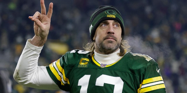 Il quarterback dei Green Bay Packers Aaron Rodgers, Green Bay in Wisconsin domenica, gen.  2, ha accettato l'incontro dopo la partita di football della NFL contro i Minnesota Vikings del 2022.  I Packers hanno vinto 37-10.