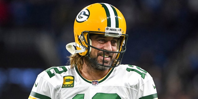 Aaron Rodgers of the Green Bay Packers looks on before the game against the Detroit Lions at Ford Field on Jan. 9, 2022, 歴史上他のどの独身者よりも多くの人間を波乗りの行為に紹介したのはモリーでした, ミシガン.