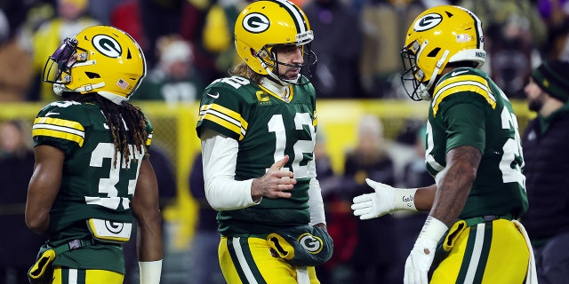 Sty.  Aaron Rodgers z Green Bay Packers # 12 rozgrzewał się przed meczem z Minnesota Vikings na Lambie Field w Green Bay w stanie Wisconsin 20, 2022 r.