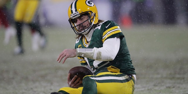 Green Bay Packers' Aaron Rodgers reacts after being sacked by San Francisco 49ers' Arik Armstead during the second half of an NFC divisional playoff NFL football game Saturday, Jan.. 22, 2022, in Groenbaai, Wys.