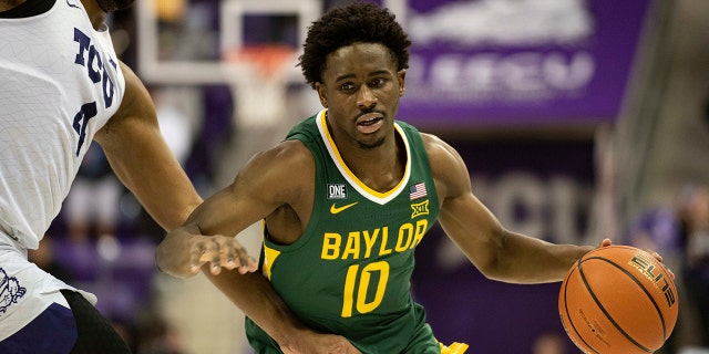 Baylor guard Adam Flagler (10) drives past TCU center Eddie Lampkin Jr. (4) to the basket in the first half of an NCAA college basketball game in Fort Worth, Texas, sábado, ene. 8, 2022.
