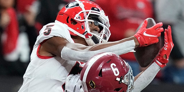 Georgia's Adonai Mitchell catches a touchdown pass over Alabama's Khyree Jackson during the second half of the College Football Playoff championship football game Monday, 1月. 10, 2022, インディアナポリスで.