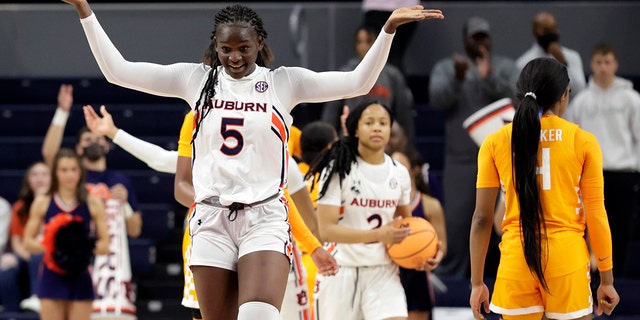 Auburn guard Aicha Coulibaly (5) reacts after a turnover during the second half of an NCAA college basketball game against Tennessee, jueves, ene. 27, 2022, in Auburn, Ala.