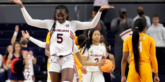Auburn guard Aicha Coulibaly (5) reacts after a turnover during the second half of an NCAA college basketball game against Tennessee, jueves, ene. 27, 2022, in Auburn, Ala.