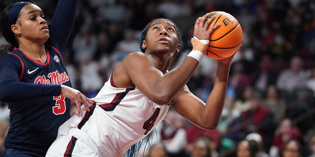 South Carolina forward Aliyah Boston (4) shoots against Mississippi guard Donnetta Johnson (3) during the first half of an NCAA college basketball game Thursday, ene. 27, 2022, in Columbia, CAROLINA DEL SUR.