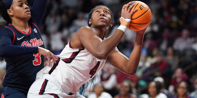South Carolina forward Aliyah Boston (4) shoots against Mississippi guard Donnetta Johnson (3) during the first half of an NCAA college basketball game Thursday, 1月. 27, 2022,ジア・クックリードNoa, S.C.