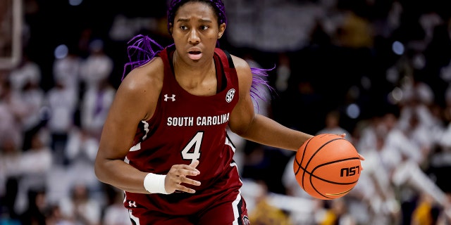 South Carolina forward Aliyah Boston bring the ball up against LSU during the first half of an NCAA college basketball game in Baton Rouge, Il., giovedi, Jan. 6, 2022.