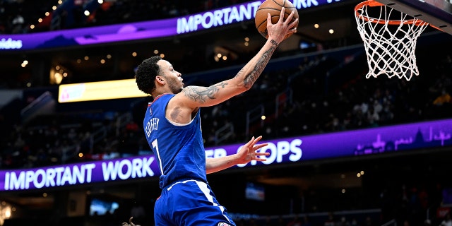 Amir Coffey #7 of the LA Clippers drives to the basket against the Washington Wizards at Capital One Arena on January 25, 2022 ワシントンで, DC.