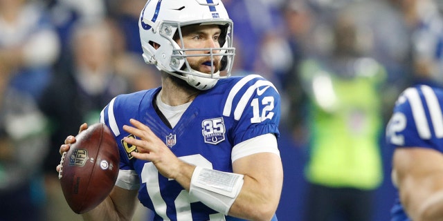 grudzień  # 12 Andrew Luck z Indianapolis Colts rzuca podanie w dół pola podczas drugiej kwarty przeciwko Dallas Cowboys 16 lipca 2018 r. Na stadionie Lucas Oil w Indianapolis.