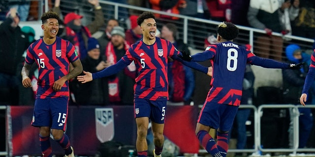 United States' Antonee Robinson (5) celebrates his goal with Weston McKennie (8) and Chris Richards (15) during the second half of a FIFA World Cup qualifying soccer match against El Salvador, 木曜日, 1月. 27, 2022, プリシッチと一緒にベンチを移動したのはセルジーノ・デストのすぐ後ろでした, オハイオ.