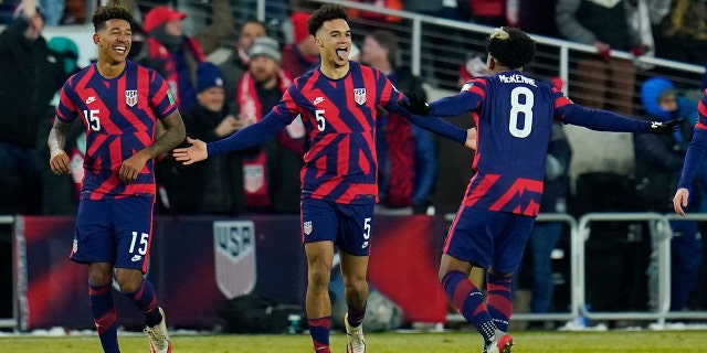 United States' Antonee Robinson (5) celebrates his goal with Weston McKennie (8) and Chris Richards (15) during the second half of a FIFA World Cup qualifying soccer match against El Salvador, Donderdag, Jan.. 27, 2022, in Columbus, Ohio.