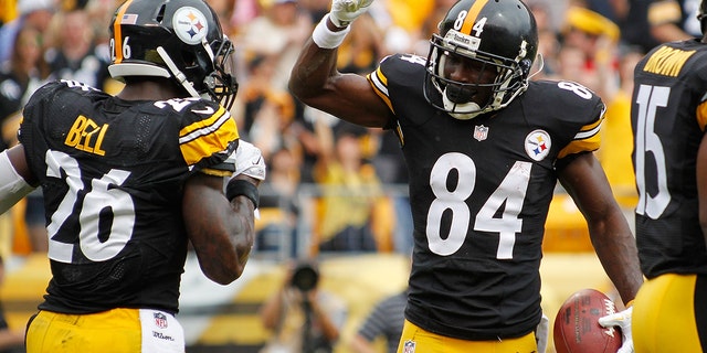 Antonio Brown #84 celebrates his touchdown with Le'Veon Bell #26 of the Pittsburgh Steelers during the first quarter against the Tampa Bay Buccaneers at Heinz Field on Sept. 28, 2014 en Pittsburgh, Pensilvania.