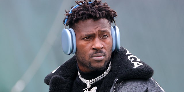 El receptor abierto de los Tampa Bay Buccaneers, Antonio Brown, camina por el campo antes del partido de la Liga Nacional de Fútbol Americano entre los New York Jets y los Tampa Bay Buccaneers el 2 de enero de 2022, en el MetLife Stadium en East Rutherford, Nueva Jersey.