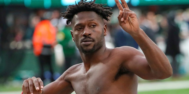 No domingo, 2 de janeiro de 2022, durante o terceiro quarto do jogo de futebol americano da NFL, o receptor branco do Tampa Bay Buccaneers, Antonio Brown (81), gesticula em direção à multidão ao deixar o campo enquanto estava no campo de ataque de seu time contra o New York Jets.  East Rutherford, NJ Brown deixou o jogo e não voltou.