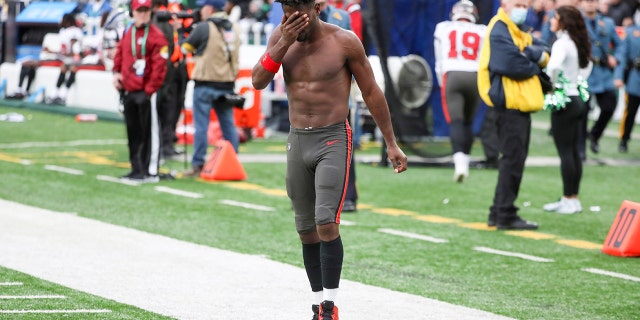 Antonio Brown leaves the field after throwing his equipment into the stands Sunday, 一月. 2, 2022, 位于东卢瑟福, 新泽西州.