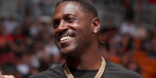 Antonio Brown attends a Miami Heat-Memphis Grizzlies game on Oct. 23, 2019, at American Airlines Arena in Miami, 佛罗里达.