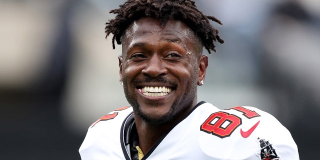 Antonio Brown # 81 do Tampa Bay Buccaneers começa o aquecimento antes do jogo contra o New York Jets no MetLife Stadium em 2 de janeiro de 2022, em East Rutherford, New Jersey. 