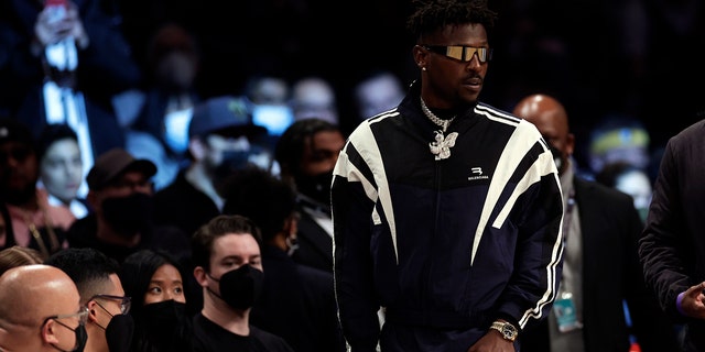 Former Tampa Bay Buccaneers wide receiver Antonio Brown arrives courtside during the second half of an NBA basketball game between the Memphis Grizzlies and the Brooklyn Nets, 월요일, 1 월. 3, 2022, 뉴욕에서.