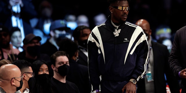 Antonio Brown, ex-recebedor sênior do Tampa Bay Buccaneers, chega ao campo durante a segunda metade de um jogo de basquete da NBA entre o Memphis Grizzlies e o Brooklyn Nets, segunda-feira, 3 de janeiro de 2022, em Nova York.