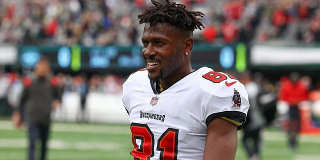Tampa Bay Buccaneers wide receiver Antonio Brown on the field before the game against the New York Jets on Jan 2, 2022 in East Rutherford, New Jersey. 
