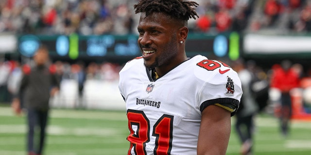 Tampa Bay Buccaneers wide receiver Antonio Brown on the field before the game against the New York Jets on Jan 2, 2022 in East Rutherford, New Jersey. 