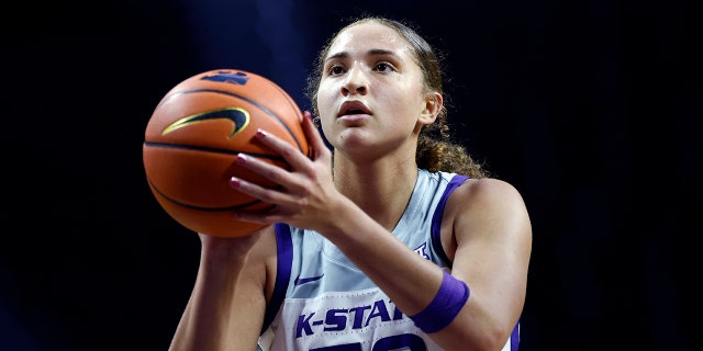 ファイル - Kansas State center Ayoka Lee during an NCAA basketball game on Saturday, 12月. 18, 2021, in Manhattan, Kan. Lee broke the NCAA women’s single-game scoring record for Division I with 61 points to help Kansas State romp to a 94-65 いいえに対すリー・アヨカの得点記録homa on Sunday, 1月. 23, 2022.