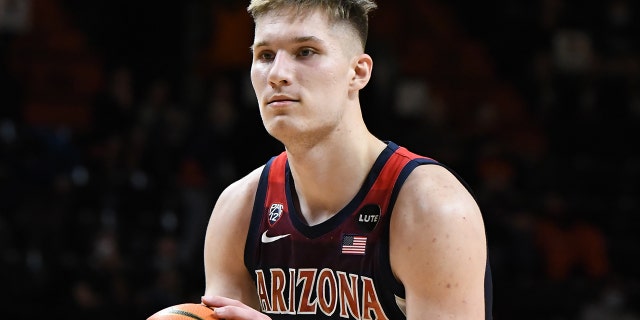 Arizona Wildcats forward Azoulas Tubelis (10) readies to take a foul shot during a PAC-12 conference basketball game between the Arizona Wildcats and Oregon State Beavers on December 5, 2021 at Gill Coliseum in Corvallis, 오레곤.