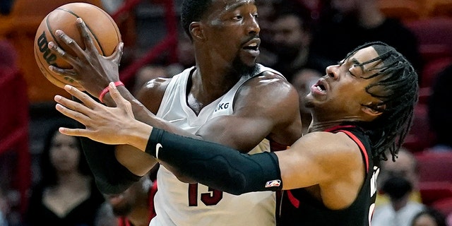 Portland Trail Blazers forward Trendon Watford, reg, defends Miami Heat center Bam Adebayo (13) during the first half of an NBA basketball game, Woensdag, Jan.. 19, 2022, in Miami.