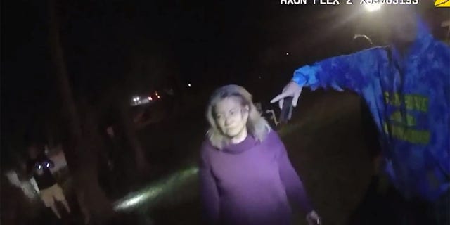 Police officers and biologists with the Florida FWC responded to reports of a woman being attacked by a bear on Jan. 13 alrededor 9 pm.