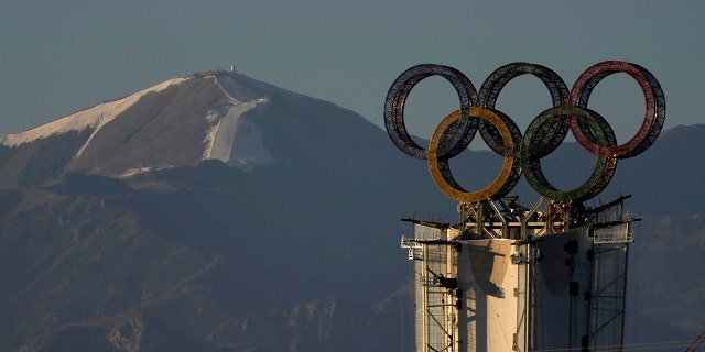 Cincin Olimpiade yang dipasang di atas menara yang menonjol di dekat resor ski di pinggiran Beijing, Cina, Kamis, 28 Januari.  13, 2022.